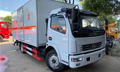 東風(fēng)多利卡易燃液體廂式車(chē) 