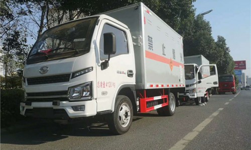 躍進(jìn)福運(yùn)爆破器材運(yùn)輸車(chē) 