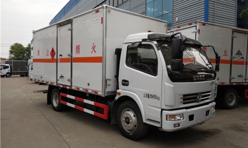 7噸黃牌東風乙醇廂式運輸車 