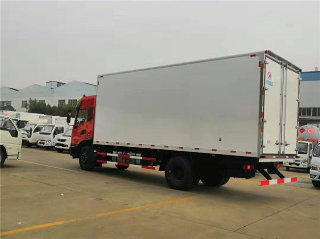 東風天錦6.8米冷藏車.jpg
