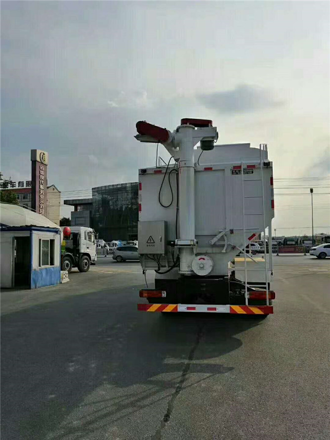 散裝飼料運(yùn)輸車.jpg
