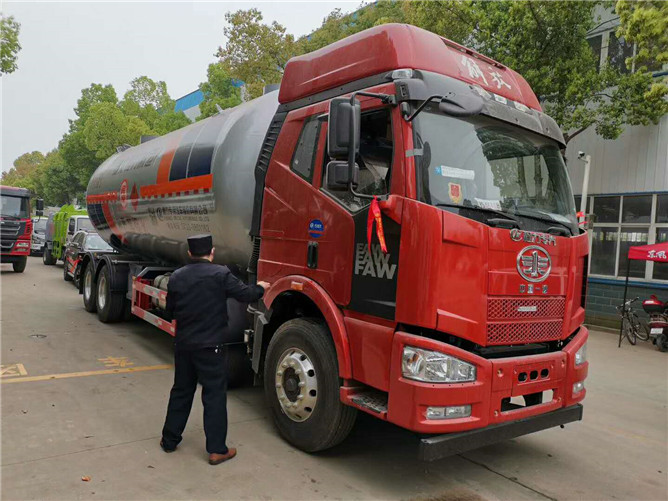 液化氣運(yùn)輸車廠家.jpg
