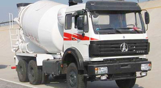 北方奔馳水泥攪拌運(yùn)輸車(chē) 