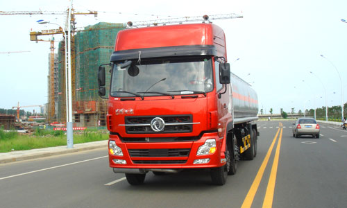 天龍前四后八化工液體運(yùn)輸車(chē) 