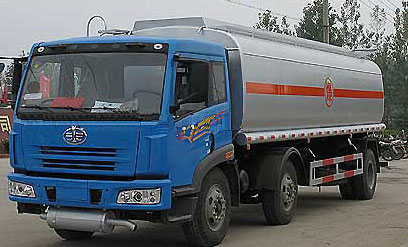 解放小三軸化工液體運(yùn)輸車(chē) 